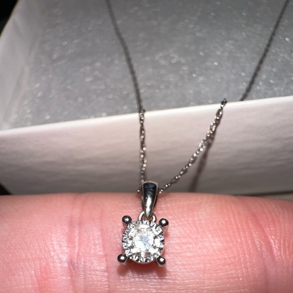 10K white gold diamond pendant necklace with ZEI diamond